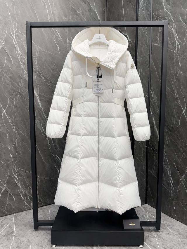 顶级代购版本 特级羽绒 Moncler盟可睐冬季新品 Faucon长款女士 特级鹅绒填充,吊牌条码款号对应官网一致,吊牌内置Nfc电感防伪,此款填充技术在裙摆,