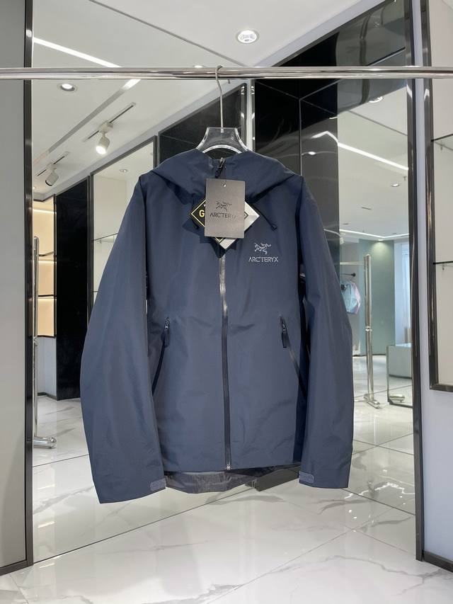 藏蓝色 幸运蓝-Beta ’ -‘ 设计理念: Arcteryx，加拿大户外服饰品牌，1989年创立于加拿大温哥华。来自加拿大海岸山脉，植根高山的专业户外品牌，