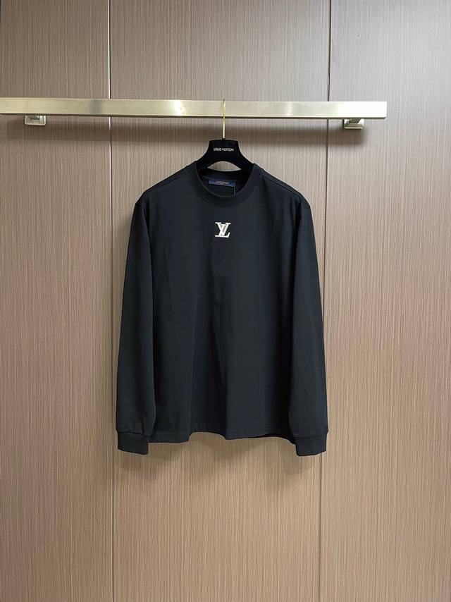 L V 新款秋冬长袖采用纯棉面料，手感细腻，搭配绣花Logo品牌标识，超级时尚洋气！码数：S-Xl男女同款