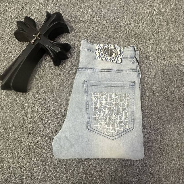 春夏季新款，韩版休闲男装薄款牛仔裤弹力显瘦小脚裤，修身长裤。不挑身材比例剪裁完美，款式设计精美低调奢华大牌范儿十足！人手必备神器！码数：28码-36码。无35码