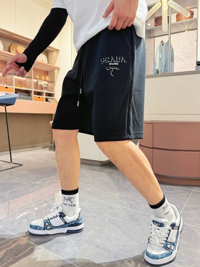 普拉达 顶级货品2025夏季新款休闲短裤！官网同步发售。品牌经典Logo休闲裤 ，定制面料，舒适度极好，手触感强烈。辨识度极高，完美品相工艺。 尺码：S-Xl。