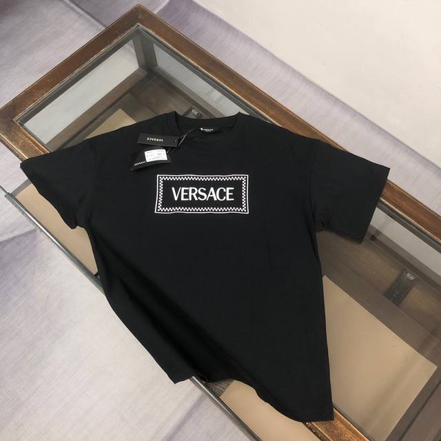 Ver*Sace 范思哲 25Ss专柜同款圆领短袖T恤～标志性品牌字母Logo刺绣点缀～定制棉质面料～ 厚板立体！衣服偏厚使整体高透气和柔软性的质感更加凸显，饱