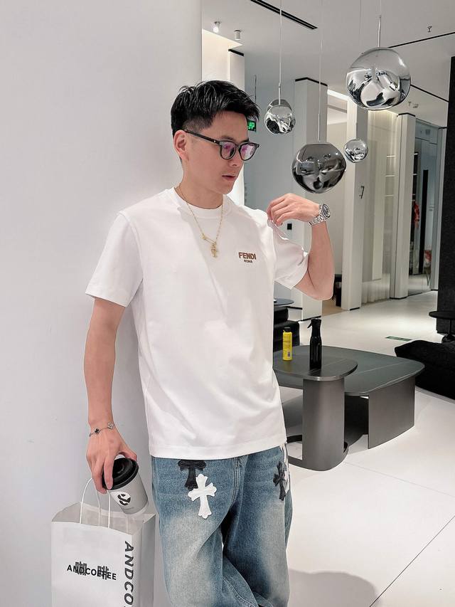 芬迪 2025春夏新款首发专柜最新款短袖圆领T恤 高端订制 设计前卫时尚！品牌Logo重工艺设计 高端定制丝光云朵棉面料.手感柔软.穿着舒适.专柜级别精致车线.
