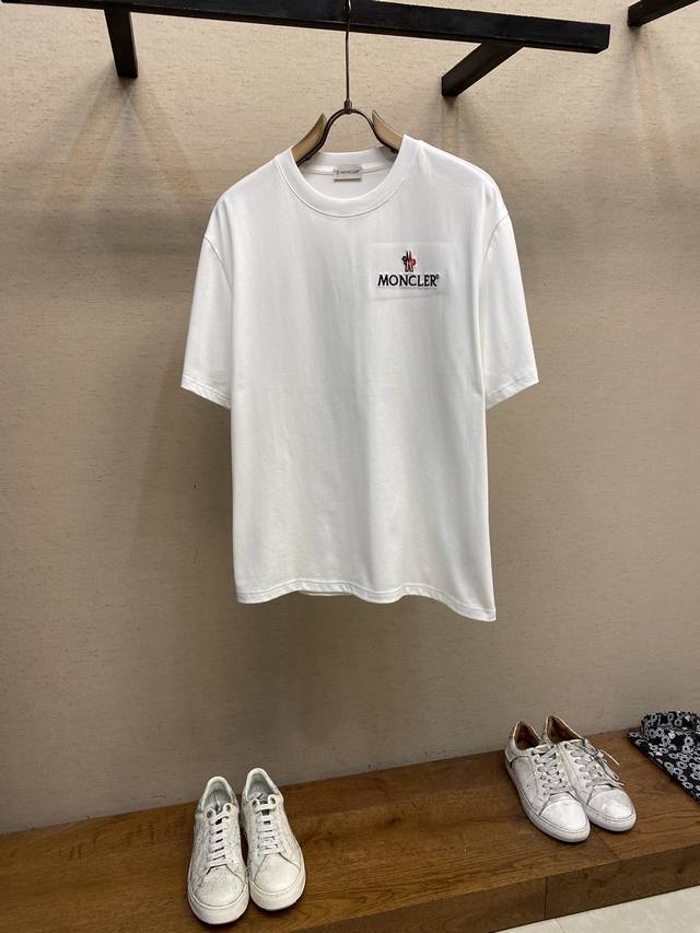 Moncler、新款短袖Yyds 日常出门闭眼搭 定制纯棉弹力棉面料短袖T恤 魅力在于创造了简约奢华感的时尚,随意搭配感受英式风格独特气质. 宽松的版型展现出休