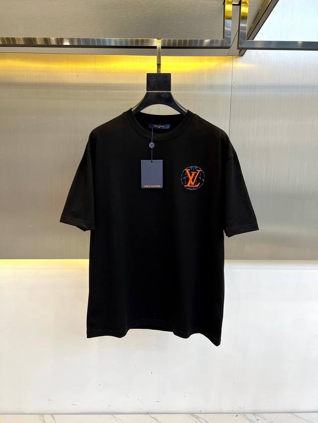 Lv、2025春夏新款刺绣标识装饰短袖T恤。客供进口 %全棉材质制成，面料手感丝滑柔软，透气亲肤性极佳，着身无比的舒适，整体质感相当之高！衣身胸前标志性徽标Lo