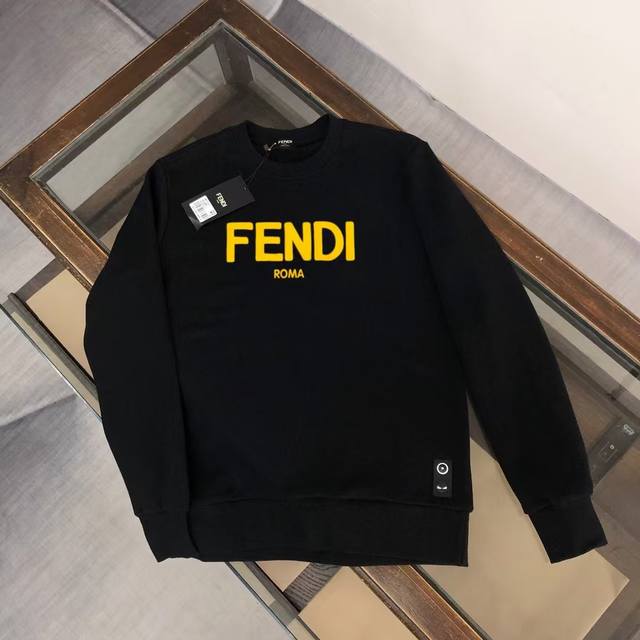 Fendi 芬迪 时尚圆领卫衣 随意搭配各种都是妥妥的帅气 贴身舒适！定制卫衣面料，植绒手感摸起来特别细腻柔中带点筋骨 且非常的透气，随便搭件衣服就能出门的百搭