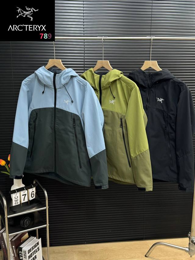 Arc‘Teryx 始祖鸟 秋季拼色软壳防风防水抓绒户外休闲运动外套 颜色：活力黑 以太蓝 果绿色 尺码：见图九 这件软壳可以说是全天候战衣，复合加绒面料，经典