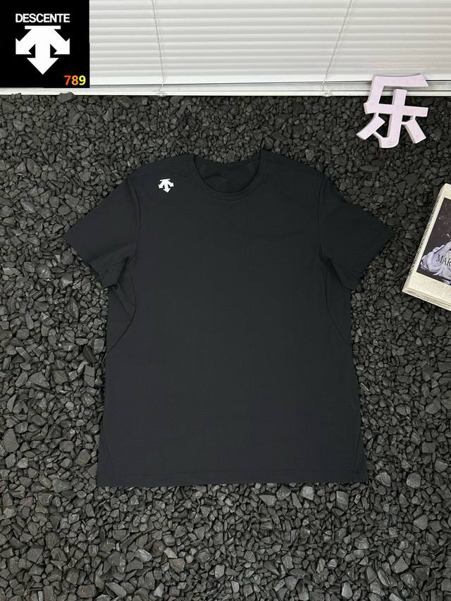 迪桑特Descente户外运动休闲纯色简约时尚百搭立体橡胶品牌Logo纯色印圆领套头休闲透气速干短袖T恤 男女同款 - 想要一件能轻松切换运动场与街头的T恤？迪