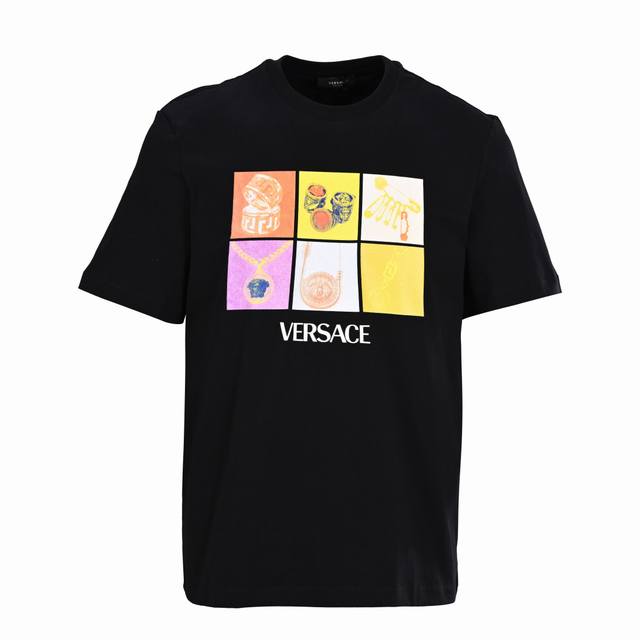 Versace范思哲 饰品印花短袖T恤 定制绮梦四季绒棉，手工印花，将非花纹部分的网孔封闭，以便印花色浆透过网孔沾印在织物，使用刮刀将印花色浆均匀地刮过筛网，使