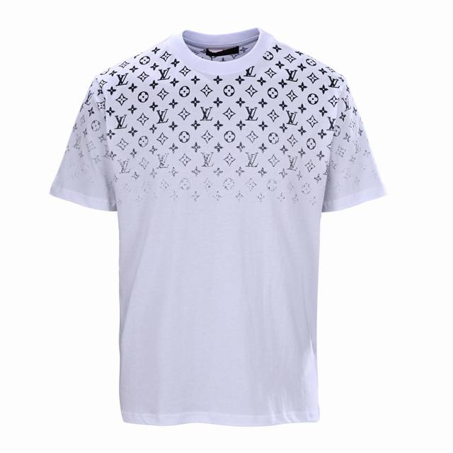 Louis Vuitton Lv 渐变肩字短袖T恤 正品8300购入开发，采用21支精疏棉平纹面料，领口1*1索罗纳螺纹，面料酵洗，大身胶桨印花，定制辅料，合身
