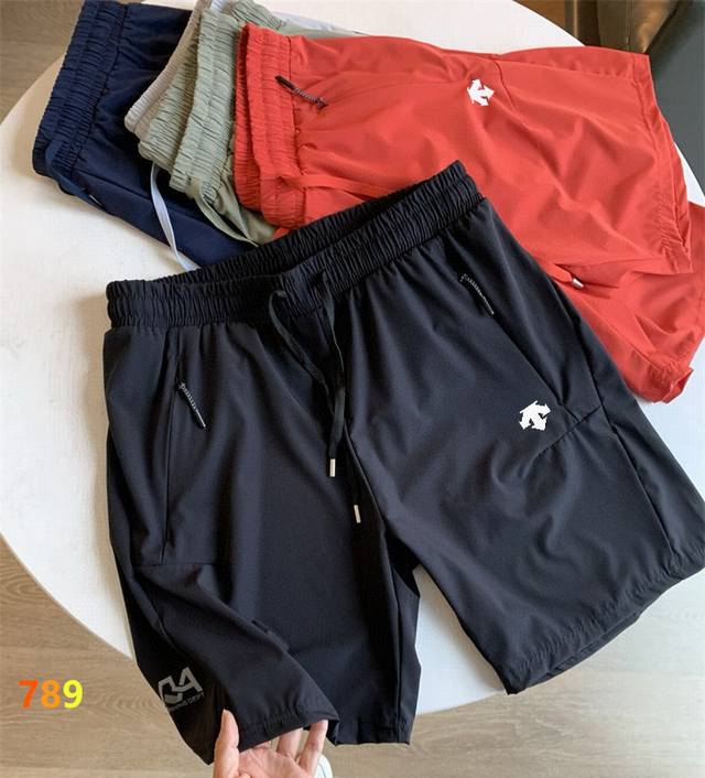 Descente 迪桑特25Ss夏季速干新款运动休闲短裤 定制冷感四面弹面料 采用Schematech冷感纱线面料，透气性强，适合各种环境，跑步时方便排汗，舒适