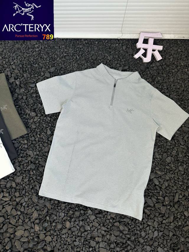 Arcteryx 始祖鸟 夏季透气速干户外运动短袖刺绣立领半拉链T恤 男女同款 - 忙碌的都市生活中，一件能轻松应对各种场合的衣服，是提升生活幸福感的关键，鸟家