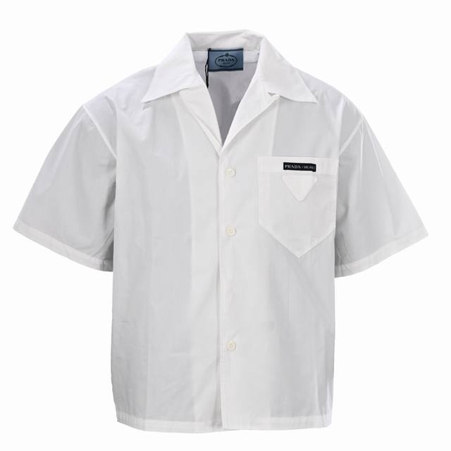 Prada普拉达Prd 口袋徽标短袖衬衫 正品3999购入，采用缎光40精疏全棉面料，75D高温衬布，高温预缩，手工包缝，人工手摇，冲模复合，定制1：1纽扣，定