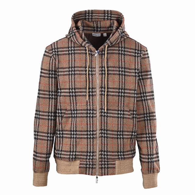 Burberry巴宝莉Bbr 大格子混纺针织格纹连帽外套 以棉为主体喂入6%聚酯纤维，2%弹性纤维混纺而成。棉纤维具有天然亲肤、柔软、吸水性强等特点。其结构特性
