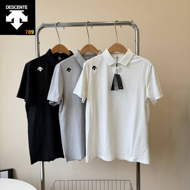 专柜新款［迪桑特］压胶速干短袖Polo衫 1面料：面料采用专柜同款面料，Tough面料，新纳米技术融合的优质纱线，具有比较好的保型性和悬垂性，光滑凉爽，抗静电，