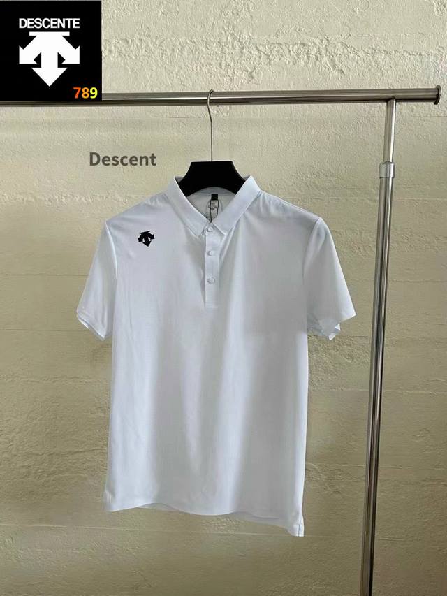 2025Descentegolf迪桑特短袖Polo衫 春夏新品. 这是一款修身防晒短袖Polo衫，使用经典确诊针纺梭面料制成的短袖Polo衫，面料轻质挺括，平整
