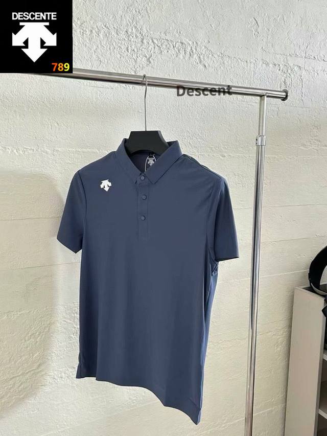 2025Descentegolf迪桑特短袖Polo衫 春夏新品. 这是一款修身防晒短袖Polo衫，使用经典确诊针纺梭面料制成的短袖Polo衫，面料轻质挺括，平整