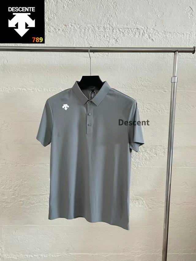 2025Descentegolf迪桑特短袖Polo衫 春夏新品. 这是一款修身防晒短袖Polo衫，使用经典确诊针纺梭面料制成的短袖Polo衫，面料轻质挺括，平整
