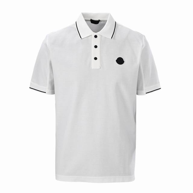 Moncler蒙口Mc 小标短袖Polo衫 原版5 购入，采用210G高端珠地面料，胸前饰有经典硅胶标识，贝壳纽扣刻有蒙家英文字母。袖子叉开拼接，领子定制扁机。
