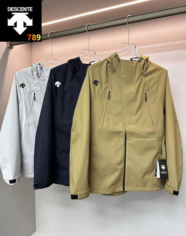 迪桑特 Descente 25Ss新品 防风水透气轻量硬壳冲锋衣 男女同款 产品特性： 三层压胶技术，防风雨，防静电，抗撕耐磨！ 做到了即轻量，又具备很好的三防