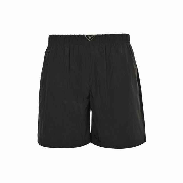 Prada 普拉达25Ss 腰际三角标沙滩短裤 采用科技尼龙防水面料 薄如蝉翼 质感莎爽 内里网纱布 双层拼接 金属三角品牌Logo铭牌 休闲舒适 高品质 两色