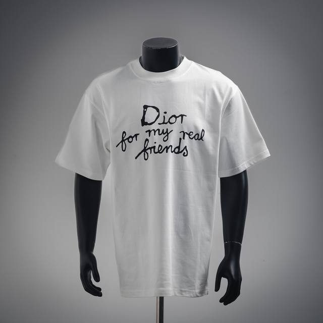 Dior 迪奥And Hylton Nel联名 标语字母Logo圆领短袖T恤 *定制280克全棉面料，面料柔软，亲肤舒适*前幅刺绣字母标识 *非常简约大气的一款