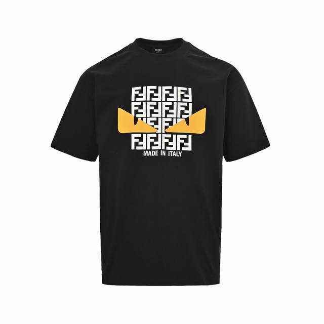 Fendi 芬迪 25Ss 小怪兽眼睛硅胶字母Logo短袖 采用高质量面料制作而成，无论是日常穿搭还是参加派对， 都能展示出您的时尚品味和个性。 这款短袖具有舒