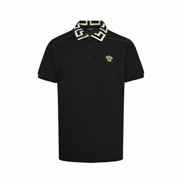Versace 范思哲 刺绣徽标Polo短袖 选用棉质珠地网眼布打造，定制材质260G长绒棉。衣领为双系统提花定织扁机制成，有弹性，不变形。衣服全部原生布捆边。
