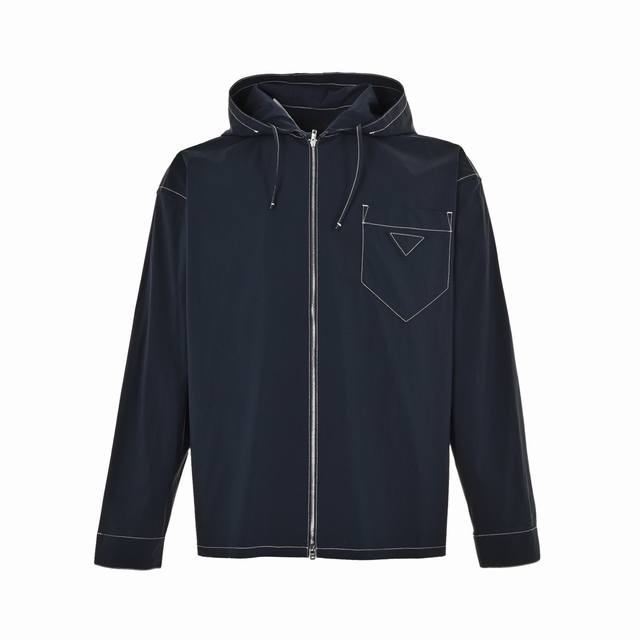 Prada 普拉达 23Ss 明线连帽夹克薄外套 面料采用全棉胚布定染，因面料有弹性的特殊原因，提前将面料进行高温蒸汽预缩，定型，裁剪下来的衣片尺寸更加精准，整
