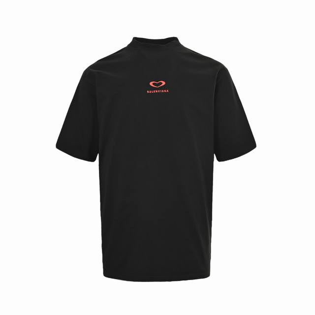 Balenciaga 巴黎世家 25Ss 七夕情人节限定爱心刺绣短 男女同款 奶灰色 Size:Xs-Xl 刺绣： 直线挺直，曲线圆顺；针迹整齐，边缘无参差现象