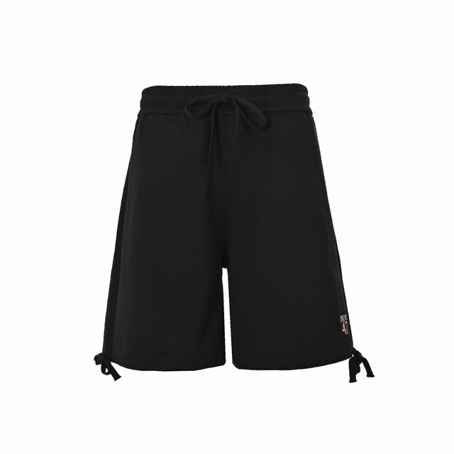 Dior 迪奥 24Ss 1947刺绣字母刺绣抽绳飘带短裤 这款运动裤是二零二四春夏男装系列新品，承传以及这一具有历史意义的年份致敬。 采用棉质起绒面料精心制作