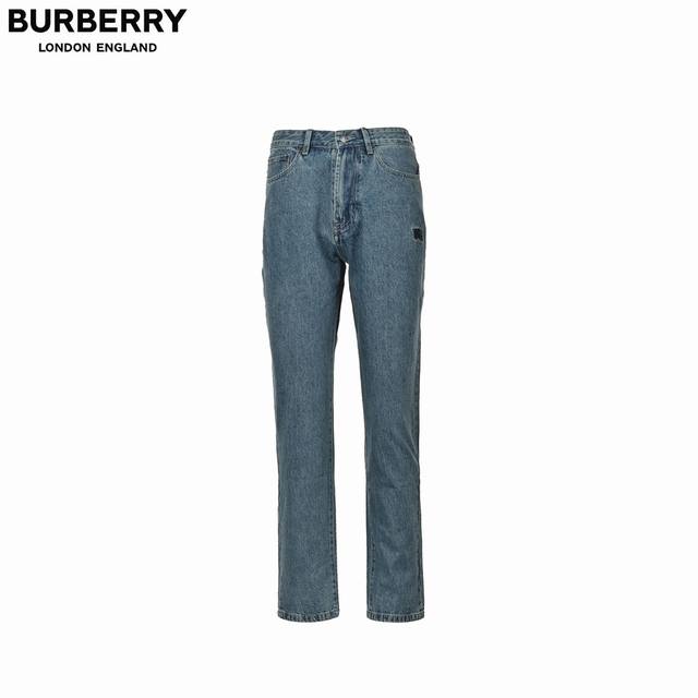 Burberry & Supreme 战马刺绣牛仔裤 订织订染色，织成7X7格纹牛仔布，手工对格对位裁剪 耗费时间，布料损耗也极大，每个裁片都需要修剪工整再进行