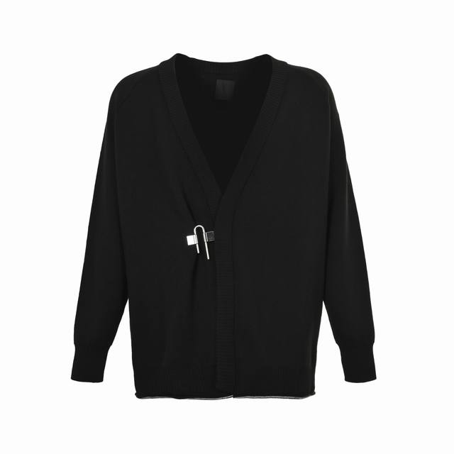 Givenchy 纪梵希 锁扣毛衣开衫 采用12针幼针进口机编织而成,成衣一件需要4小时的定织，毛料采用70羊毛30腈纶，一公斤羊毛费用高达3位数。上身的版型非