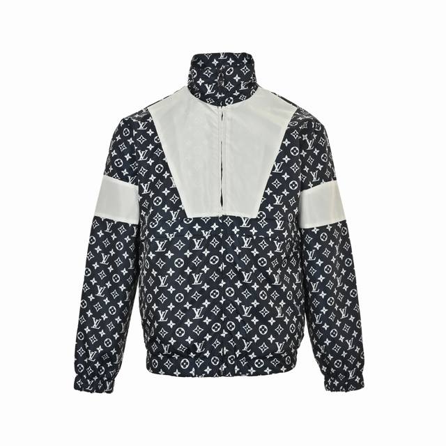 Louis Vuitton 路易威登 满印老花撞色风衣外套 驴家Monogram 印花科技运动套装。本款运动套装拥有科技面料的缎面质感，以瞩目色调烘托 Mono