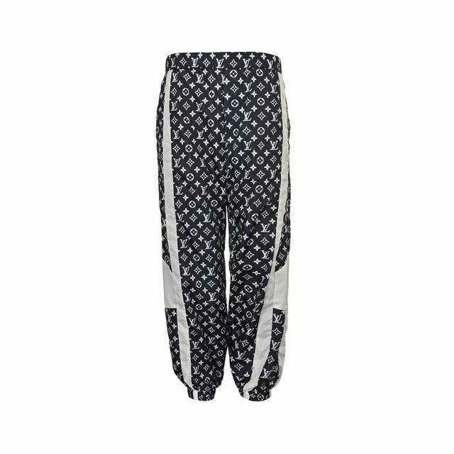 Louis Vuitton 路易威登 满印老花撞色长裤 驴家Monogram 印花科技运动裤 本款运动裤拥有科技面料的缎面质感，以瞩目色调烘托 Monogram