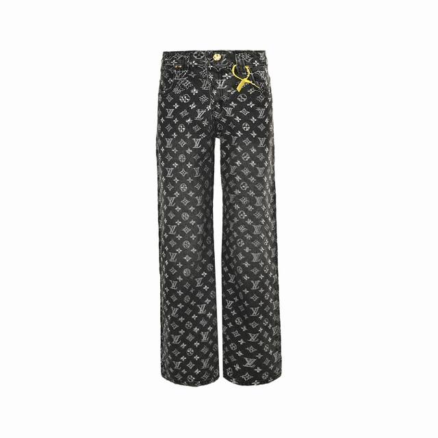 Louis Vuitton 路易威登 25Fw 老花满印烫钻牛仔裤 面料采用牛仔布缝制，满印Monogram提花图案，采用烫钻工艺钻饰构成品牌经典图案，腰部做旧