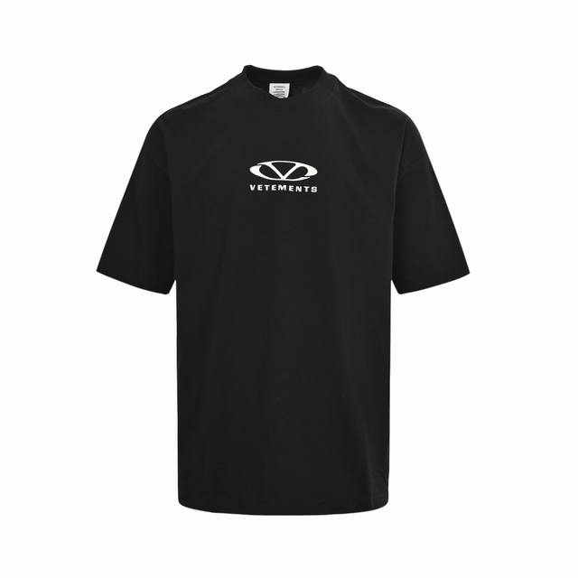 Vetements 维特萌 徽标小Logo标语印花短袖 面料26S精棉双股300克，罗纹拉架十字螺纹，采用细支数纱线织造，使得面料质地轻薄，透气性好，穿着舒适，