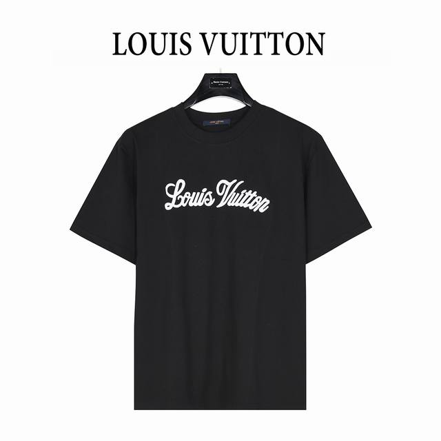 Louis Vuitton 路易威登 经典立体Logo签名刺绣短袖T恤 立体Logo刺绣工艺在胸前醒目呈现字母图案 衣肩依旧采用反面缝制工艺 后背采用黄色Log