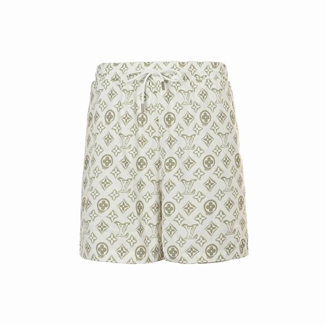 Louis Vuitton 路易威登 24Ss 满印老花做旧短裤 这款短裤采用了时尚的Monogram设计风格，融合了时尚与舒适性的元素，让你在穿着时更加舒适自