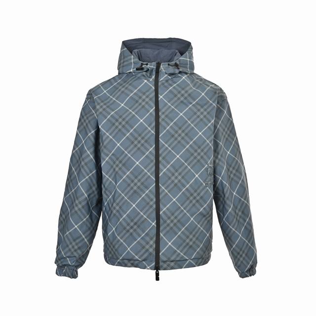 Burberry 巴宝莉 25Fw 菱形斜格纹战马刺绣双面穿夹克外套 轻便的连帽外套，选用由梭织尼龙面料制成，设计有可调式抽绳连帽以及双拉链设计！下摆采用骑士战