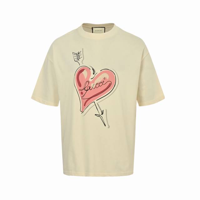 Gucci 古驰 25Ss 爱心箭头印花短袖 面料采用230克重精梳棉，定制32支1*1螺纹，成衣两遍水洗处理，面料舒适亲肤无异感，定制定染面料，纺织密度高，垂