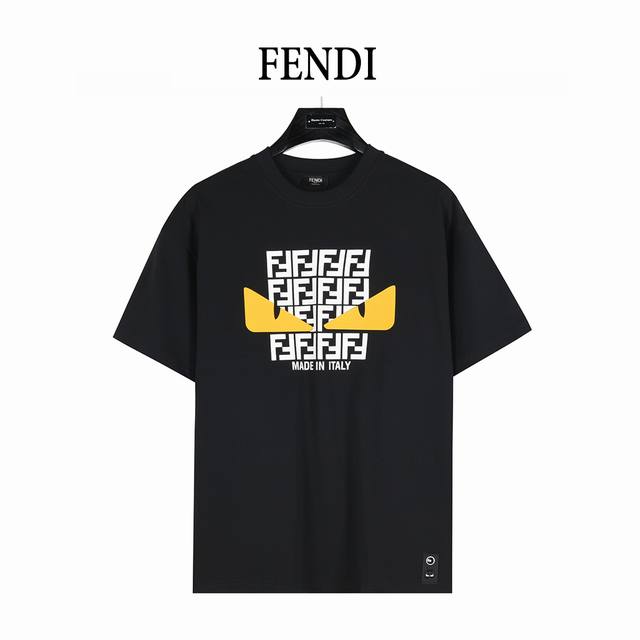Fendi 芬迪 25Ss 小怪兽眼睛硅胶字母Logo短袖T恤 采用高质量面料制作而成，无论是日常穿搭还是参加派对， 都能展示出您的时尚品味和个性。 这款短袖具