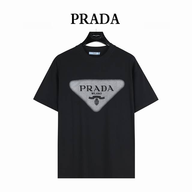 Prada 普拉达 25Ss 三角标刺绣喷墨短袖T恤 面料采用高克重260G重精梳棉，定制1:1螺纹，面料舒适亲肤无异感， 制定染面料，纺织密度高，垂感佳，不易