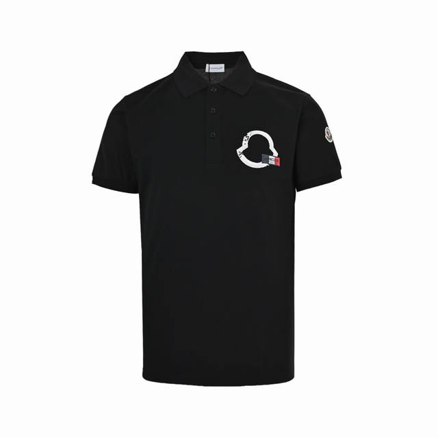 Moncler 蒙口 25Ss 胸口刺绣徽标Polo短袖 选用棉质珠地网眼布打造，定制材质260G长绒棉。衣领为双系统提花定织扁机制成，有弹性，不变形。衣服全部
