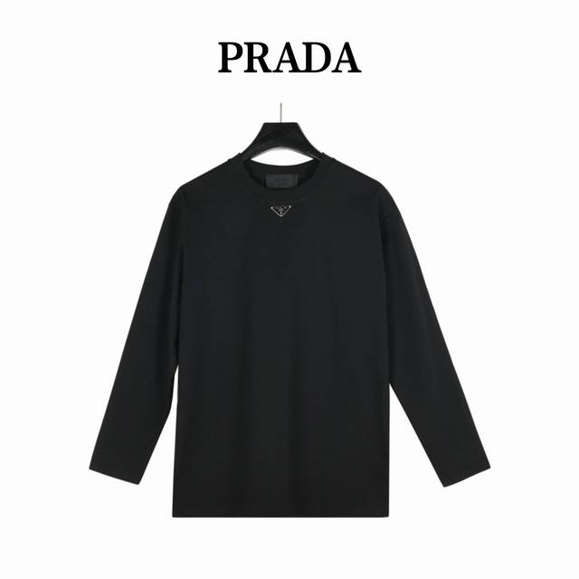 Prada 普拉达 领口三角标三角标长袖 采用定制面料。添加杜邦公司Sorona 索罗娜 材料，亲肤性好、长效抗菌、防螨，更耐洗，棉线经过反复处理，移除劣质段粗