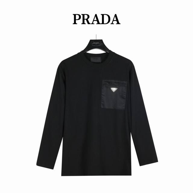 Prada 普拉达 胸口拉链口袋三角标长袖 采用定制面料。添加杜邦公司Sorona 索罗娜 材料，亲肤性好、长效抗菌、防螨，更耐洗，棉线经过反复处理，移除劣质段
