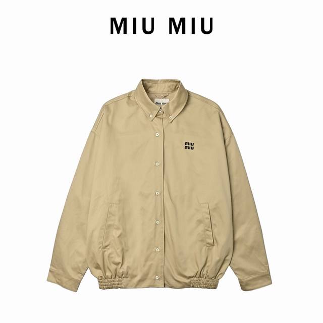 Miumiu 卡其色刺绣夹克外套 定制定染双梭幻纹材质料以及棉韵天丝素纹里衬布 温润醇厚柔软丝滑舒适贴肤，以卡其底色采用进口刺绣工艺实现Miumiu刺绣作业 精