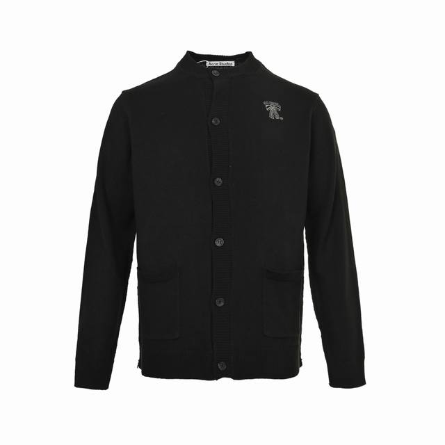Acne Studios 25Fw 蝴蝶结字母刺绣开衫外套 采用6股26μM超细美利奴羊毛混纺纱，通过赛络纺技术复合加捻，使纱线强度提升40%。空气包芯工艺：在