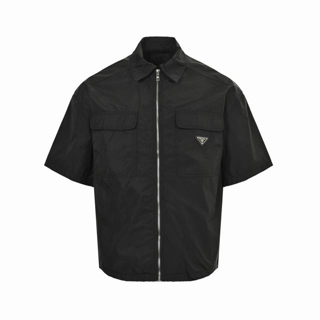 Prada 普拉达 经典口袋三角标拉链短袖衬衫 定制定染尼龙面料，胸前口袋三角标五金点缀，原版定制领标洗水唛。定制五金拉链，原版一致五金。最经典的铁三角徽标系列