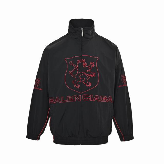 Balenciaga 巴黎世家 字母刺绣拉链夹克外套 刺绣：直线挺直，曲线圆顺；针迹整齐，边缘无参差现象；绣面平服，丝缕不歪斜；针距一致，不露底，不重叠；绣面光